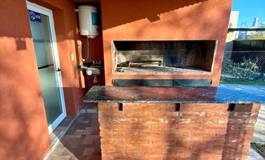 Casa en Funes norte - apto credito - apto uso comercial - Pileta -