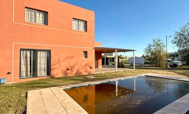 Casa en Funes norte - apto credito - apto uso comercial - Pileta -