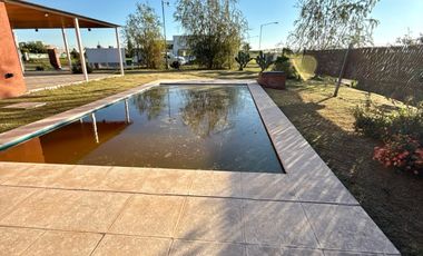 Casa en Funes norte - apto credito - apto uso comercial - Pileta -