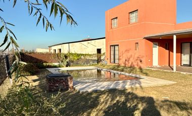 Casa en Funes norte - apto credito - apto uso comercial - Pileta -