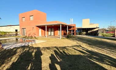 Casa en Funes norte - apto credito - apto uso comercial - Pileta -