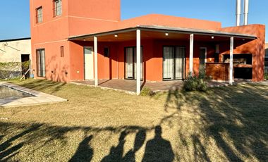 Casa en Funes norte - apto credito - apto uso comercial - Pileta -