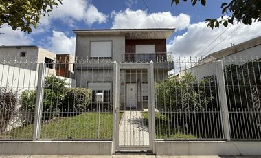 Casa 4 ambientes con patio para dos familias en VENTA en Wilde Avellaneda