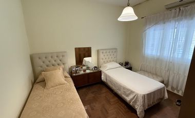 Casa 4 ambientes con patio para dos familias en VENTA en Wilde Avellaneda