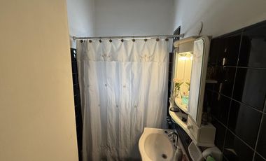 Casa 4 ambientes con patio para dos familias en VENTA en Wilde Avellaneda