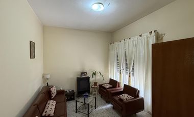 Casa 4 ambientes con patio para dos familias en VENTA en Wilde Avellaneda