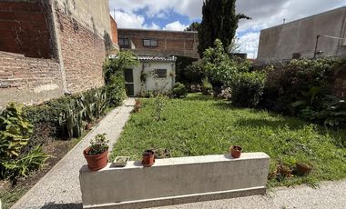Casa 4 ambientes con patio para dos familias en VENTA en Wilde Avellaneda