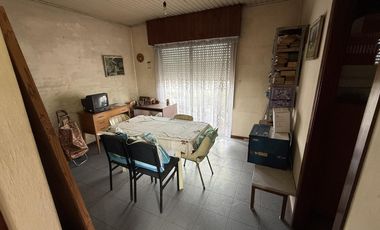 Casa 4 ambientes con patio para dos familias en VENTA en Wilde Avellaneda