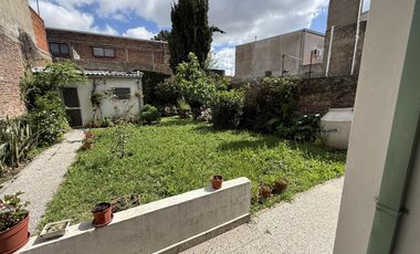 Casa 4 ambientes con patio para dos familias en VENTA en Wilde Avellaneda