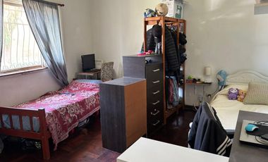 CASA. VENTA. 3 AMB. 2 DORM. BAÑO. TOILETTE. PATIO. LAVADERO