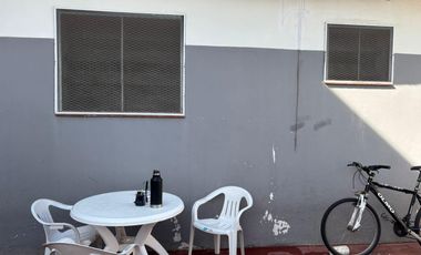 CASA. VENTA. 3 AMB. 2 DORM. BAÑO. TOILETTE. PATIO. LAVADERO