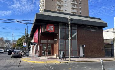 VENTA EXCELENTE EDIFICIO COMERCIAL EN CENTRO DE PILAR - ZONIFICACION UCA