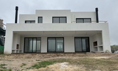 Sobre laguna, increíble, divina y lista para entrar