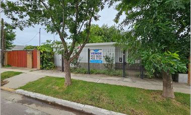 Casa en venta en Timbues de 2 dormitorios con piscina y gran terreno.