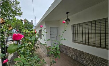 Casa en venta en Timbues de 2 dormitorios con piscina y gran terreno.