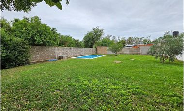 Casa en venta en Timbues de 2 dormitorios con piscina y gran terreno.