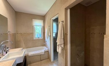 Casa sobre dos Lotes en Venta en la Herradura
