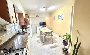 Casa 5 ambientes en Venta en Banfield Oeste con jardín y deposito/galpón en planta baja