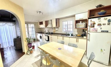 Casa 5 ambientes en Venta en Banfield Oeste con jardín y deposito/galpón en planta baja