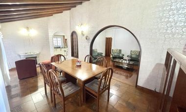 Casa 5 ambientes en Venta en Banfield Oeste con jardín y deposito/galpón en planta baja