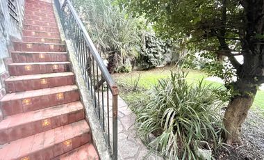 Casa 5 ambientes en Venta en Banfield Oeste con jardín y deposito/galpón en planta baja