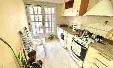 Casa 5 ambientes en Venta en Banfield Oeste con jardín y deposito/galpón en planta baja