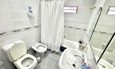 Casa 5 ambientes en Venta en Banfield Oeste con jardín y deposito/galpón en planta baja