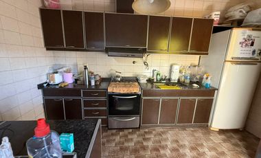 Casa de 3 ambientes con cochera y 3 locales en planta baja - Wilde