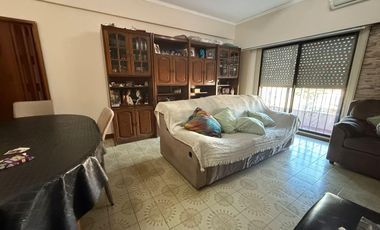 Casa de 3 ambientes con cochera y 3 locales en planta baja - Wilde