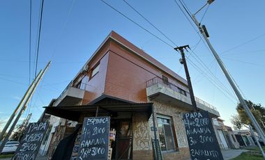 Casa de 3 ambientes con cochera y 3 locales en planta baja - Wilde