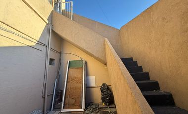 Casa de 3 ambientes con cochera y 3 locales en planta baja - Wilde