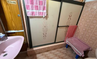 Casa de 3 ambientes con cochera y 3 locales en planta baja - Wilde