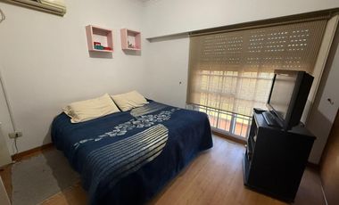 Casa de 3 ambientes con cochera y 3 locales en planta baja - Wilde