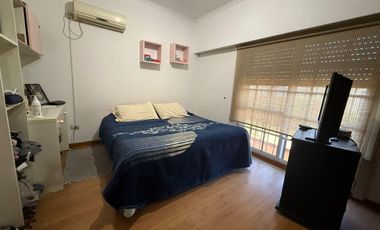 Casa de 3 ambientes con cochera y 3 locales en planta baja - Wilde