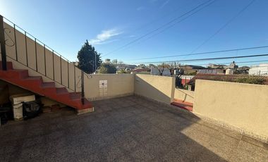 Casa de 3 ambientes con cochera y 3 locales en planta baja - Wilde