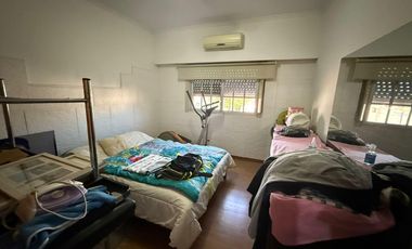 Casa de 3 ambientes con cochera y 3 locales en planta baja - Wilde