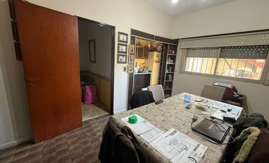 Casa de 3 ambientes con cochera y 3 locales en planta baja - Wilde
