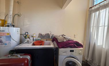 Casa de 3 ambientes con cochera y 3 locales en planta baja - Wilde