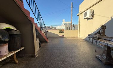 Casa de 3 ambientes con cochera y 3 locales en planta baja - Wilde