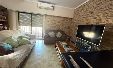 Casa de 3 ambientes con cochera y 3 locales en planta baja - Wilde