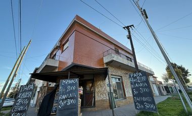 Casa de 3 ambientes con cochera y 3 locales en planta baja - Wilde