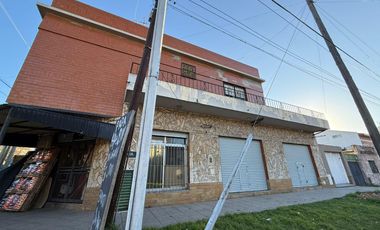 Casa de 3 ambientes con cochera y 3 locales en planta baja - Wilde