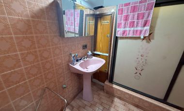 Casa de 3 ambientes con cochera y 3 locales en planta baja - Wilde