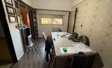 Casa de 3 ambientes con cochera y 3 locales en planta baja - Wilde