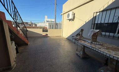 Casa de 3 ambientes con cochera y 3 locales en planta baja - Wilde