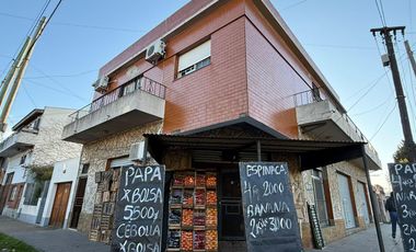 Casa de 3 ambientes con cochera y 3 locales en planta baja - Wilde