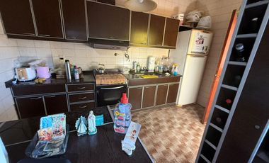 Casa de 3 ambientes con cochera y 3 locales en planta baja - Wilde