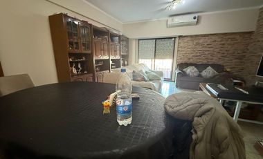 Casa de 3 ambientes con cochera y 3 locales en planta baja - Wilde