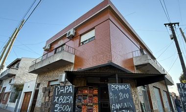 Casa de 3 ambientes con cochera y 3 locales en planta baja - Wilde