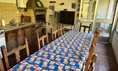 Casa en  Turdera  3 dormitorios cochera y quincho